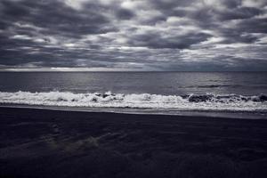 atlantisch strand op sao miguel, azoren in zwart-wit foto
