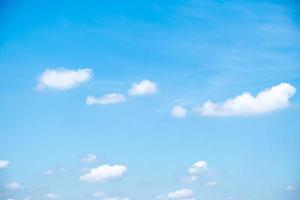 mooie lucht witte wolken perfect voor de achtergrond foto