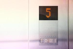 monitor show nummer 5 verdieping in metalen moderne lift foto