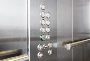 knoppen en leuning in moderne liftzakencentra foto
