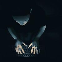 jonge man zit op een computer in het donker. 3D render foto