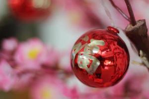 roze kersenbloesems met Chinese ornamenten op een wazige café-achtergrond foto