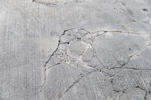 bovenaanzicht van scheuren op betonnen weg foto