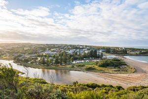 uitzicht op port campbell stad bij dageraad de kustplaats in de staat victoria van australië. foto