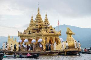 inle-lake, myanmar - 6 oktober 2014 - het festival van de phaung daw oo-pagode bij het inlemeer wordt één keer per jaar ceremonieel rond het meer geroeid. foto