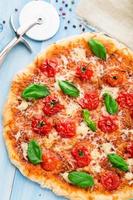 pizza met cherrytomaatjes en basilicum