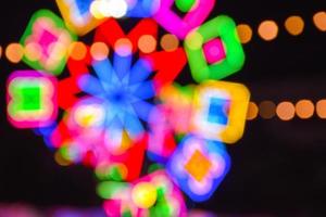 de nachtlichten en kleuren de attracties en de decoratie en bokeh-licht foto