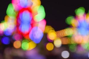 de nachtlichten en kleuren de attracties en de decoratie en bokeh-licht foto