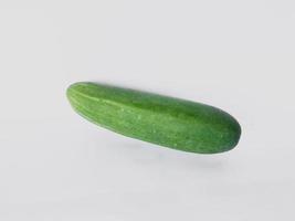komkommer op een effen witte achtergrond foto