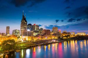 Nashville, Tennessee skyline van het centrum bij avondschemering