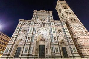 Italië, Florence bij nacht. de verlichte architectuur van de buitenkant van de kathedraal. foto