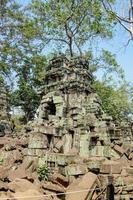 gebroken ruïne in ta prohm tempelgebied in siem reap cambodja foto