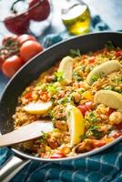 Spaanse paella met zeevruchten
