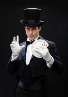 goochelaar die truc met speelkaarten toont foto