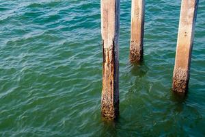 kolommen die waren blootgesteld aan zeewater geërodeerd en verroest staal. foto