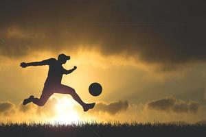 silhouet van voetballers in de avond. voetbalconcept is populair over de hele wereld. foto