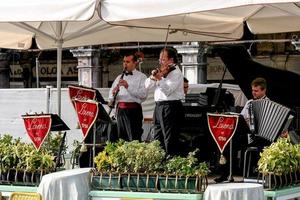 venetië, italië, 2006. muzikanten spelen op het plein van de straat foto