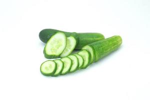 de komkommer op witte achtergrond foto