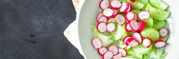 salade radijs groente komkommer, sla blad verse gezonde maaltijd eten snack op tafel kopieer ruimte