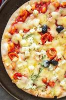 groente pizza kaas, tomatensaus, olijf verse maaltijd eten snack op tafel kopieer ruimte eten foto