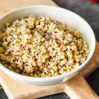 bulgur quinoa pap granen mix verse gezonde maaltijd voedsel dieet snack op tafel kopieer ruimte foto