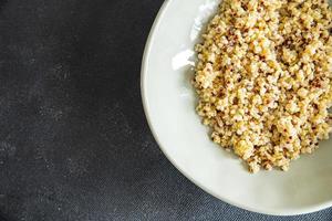 bulgur quinoa pap granen mix verse gezonde maaltijd voedsel dieet snack op tafel kopieer ruimte foto