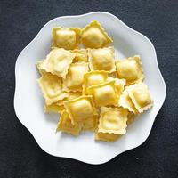 ravioli groente vulling vers gezond maaltijd eten snack dieet op tafel kopieer ruimte voedsel achtergrond rustiek vegetarisch veganistisch of vegetarisch foto