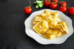 ravioli groente vulling vers gezond maaltijd eten snack dieet op tafel kopieer ruimte voedsel achtergrond rustiek vegetarisch veganistisch of vegetarisch foto