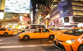 taxi's op 7th Avenue soms Times Square, New York City foto