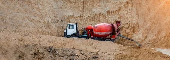 betonmixer vrachtwagen op bouwplaats. foto