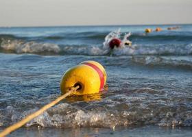 kleurrijke omhullende boeien op zee foto