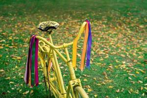 vintage gele fiets op herfst achtergrond foto