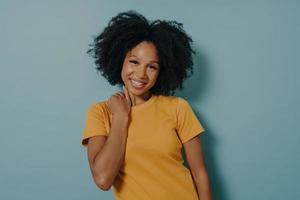 portret van een mooi vrolijk Afrikaans Amerikaans meisje dat lacht en naar de camera kijkt foto