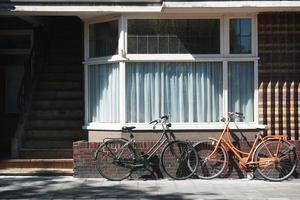 Nederlandse fietsen geparkeerd voor gebouw foto