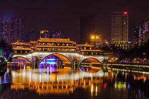 nacht uitzicht op Anshun Bridge in Chengdu foto