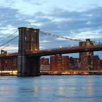 Brooklyn Bridge met skyline van het centrum in de schemering foto