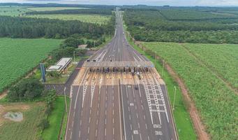 luchtfoto tolstation snelweg en snelheidslimiet, zicht op automatisch betalende rijstroken, non-stop. foto