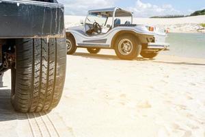 buggy autorit door de duinen van de kust van brazilië. foto