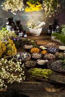 alternatieve geneeskunde, gedroogde kruiden en mortel op houten bureau achtergrond foto