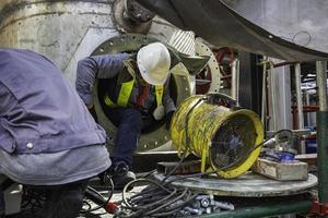 mannetje in de besloten ruimte van het tankoliegebied; foto