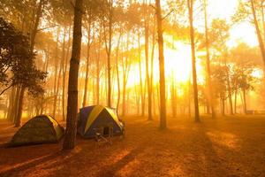 camping bij zonsondergang