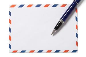 lege envelop en pen op wit foto