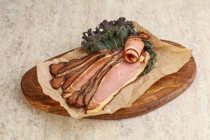 Italiaanse traditionele keuken - prosciutto-voorgerecht foto