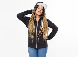 jonge mooie vrouw - hipster in zwarte sweater die zich voordeed op een witte achtergrond, kopieer ruimte foto