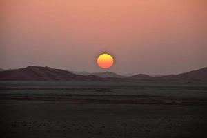 zonsondergang in de omani woestijn wrijf al khali foto