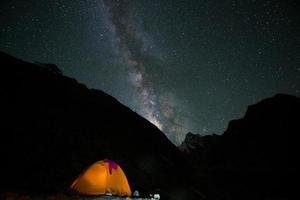 Melkweg over kampeertent, Karakoram-bereik, Pakistan foto