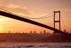 Bosporus-brug in Istanbul bij zonsondergang