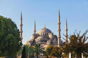 blauwe moskee in istanbul op een zonnige dag foto