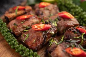 varkenssteak gegarneerd met witte sesam en verse peperzaadjes. foto