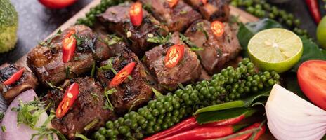 varkenssteak gegarneerd met witte sesam en verse peperzaadjes. foto